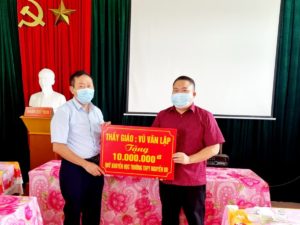 Tặng quỹ khuyến học, khẩu trang y tế cho học sinh cuối cấp ôn thi và thầy cô giáo trường THPT Nguyễn Du